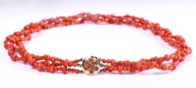 Red coral 3 rows of ladies' necklace descending (unclear in the photo), the necklace is knotted on t