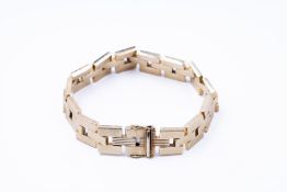 14kt Yellow Gold link bracelet.
Wide link bracelet with matte finish on the top. The reverse side is