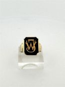 14kt yellow gold signet ring set with onyx.
The ring is set with an octagonal cut onyx containing th