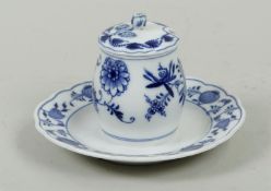 A porcelain mustard pot with zwiebelmuster decoration. Meissen, 20th century.
H. 10 cm.