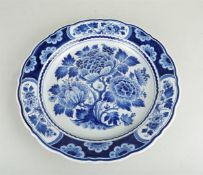 A large earthenware dish with floral decoration. The Porcleyne bottle, 1995 (BZ).
Diam. 37 cm.