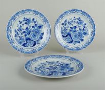 A set of three plates decorated with flowers. De porceleyne fles, 1966 (CK).
Diam. 24 cm.