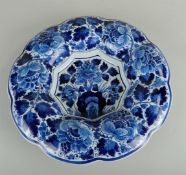 A large golobed earthenware dish with floral decoration. De porceleyne fles 1973 (CS).
Diam. 36 cm.