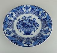 A very large earthenware dish with flower basket decoration. De Porceleyne fles, 1955(BZ).
Diam. 41 