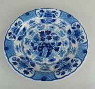 A large earthenware dish with floral decoration. De Porceleyne fles, circa 1970 (CQ).
Diam. 41 cm.