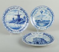 A lot of various occasional plates. De Porceleyne fles, various years. A hairline.
Diam. 23 cm.