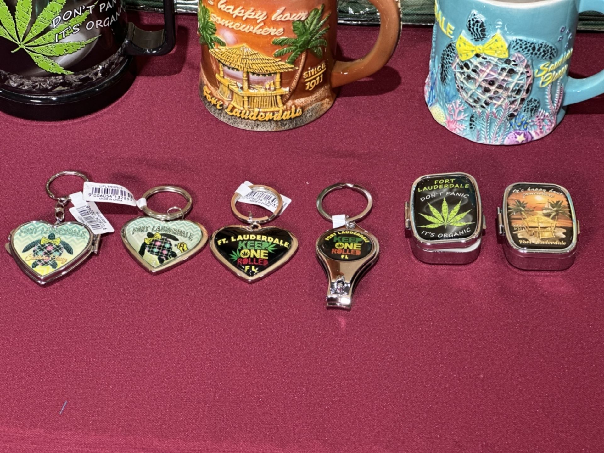LOT CONSISTING OF ASSORTED BEACH-THEMED SOUVENIRS - Image 2 of 9