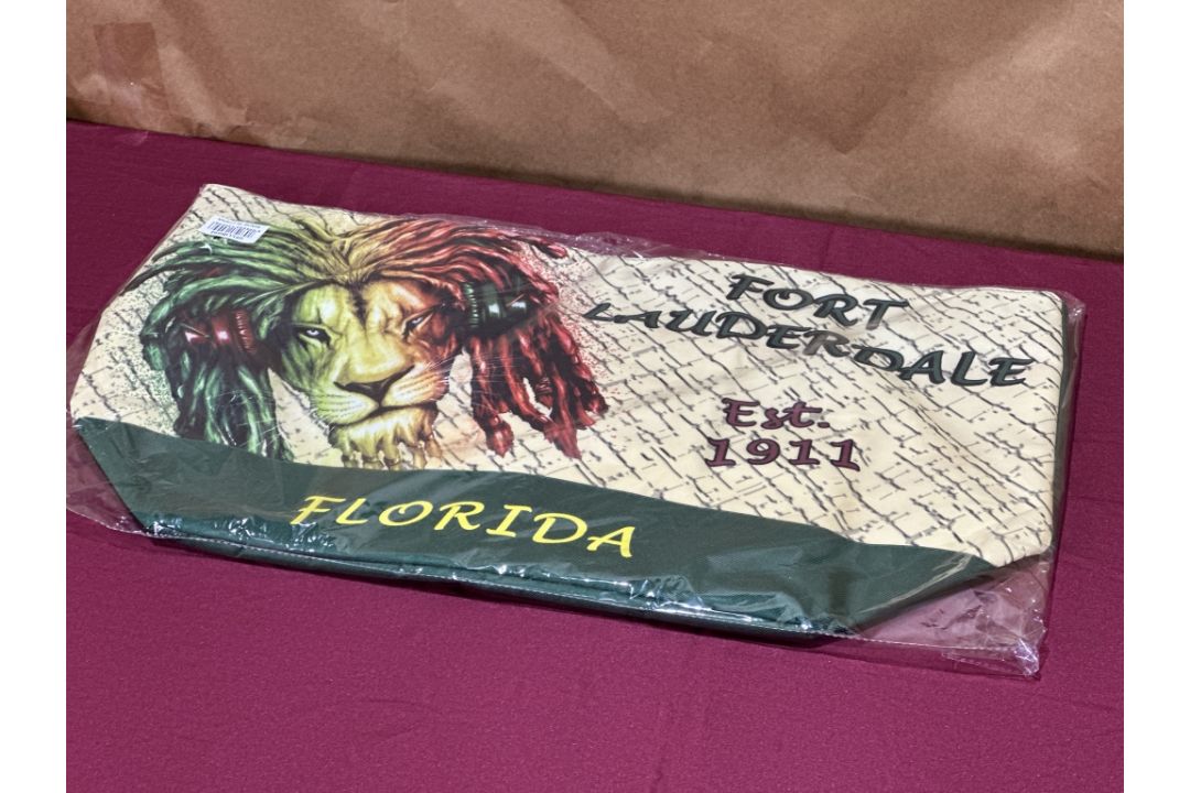 LOT CONSISTING OF ASSORTED BEACH-THEMED SOUVENIRS - Image 6 of 8