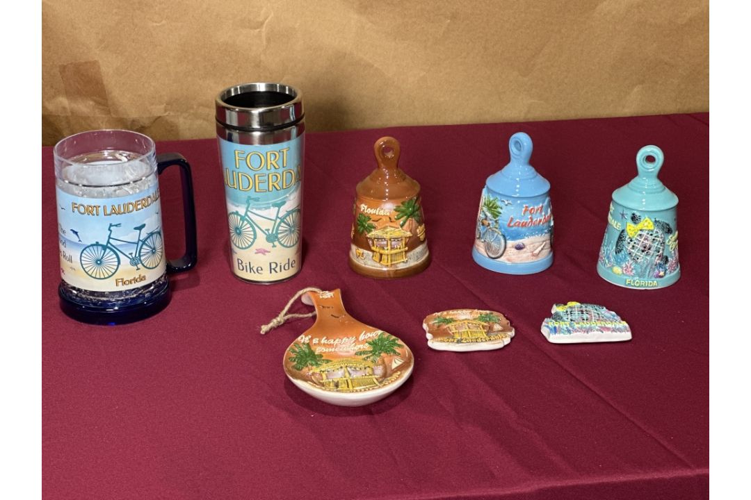 LOT CONSISTING OF ASSORTED BEACH-THEMED SOUVENIRS - Image 7 of 10