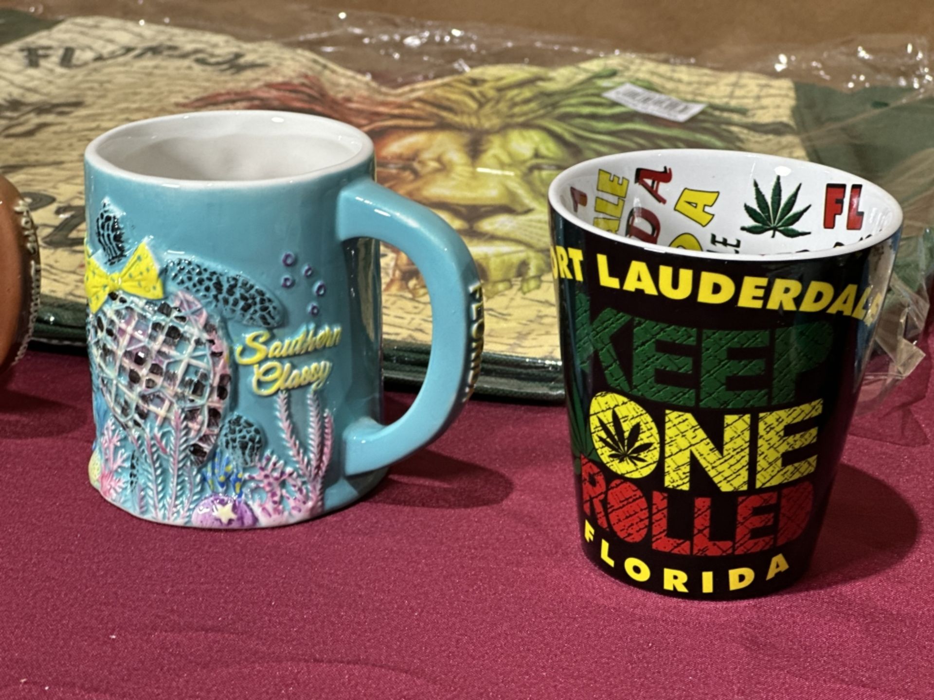 LOT CONSISTING OF ASSORTED BEACH-THEMED SOUVENIRS - Image 3 of 9