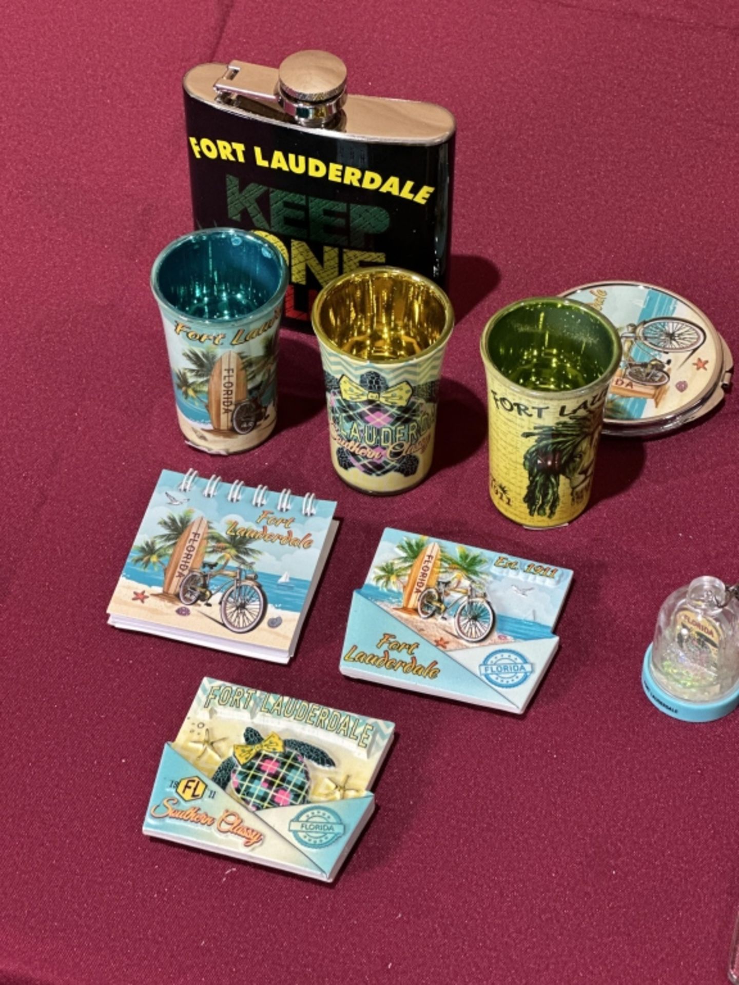 LOT CONSISTING OF ASSORTED BEACH-THEMED SOUVENIRS - Image 7 of 9