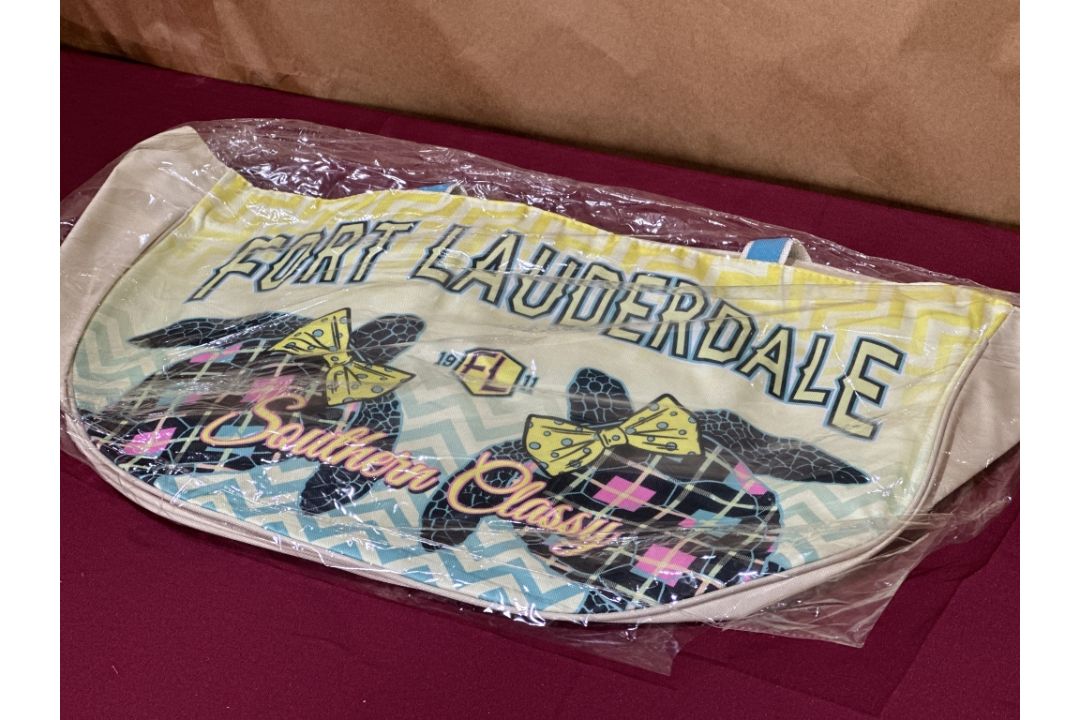 LOT CONSISTING OF ASSORTED BEACH-THEMED SOUVENIRS - Image 6 of 10