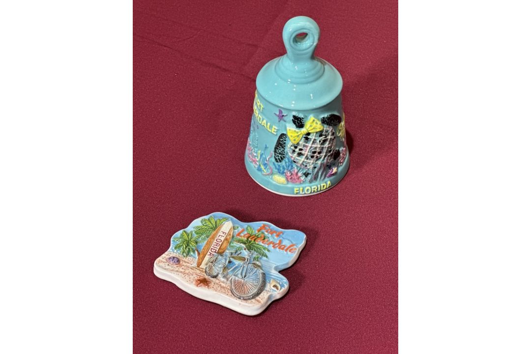 LOT CONSISTING OF ASSORTED BEACH-THEMED SOUVENIRS - Image 4 of 10