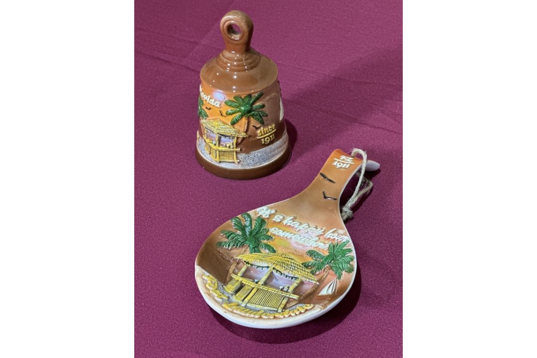 LOT CONSISTING OF ASSORTED BEACH-THEMED SOUVENIRS - Image 2 of 10