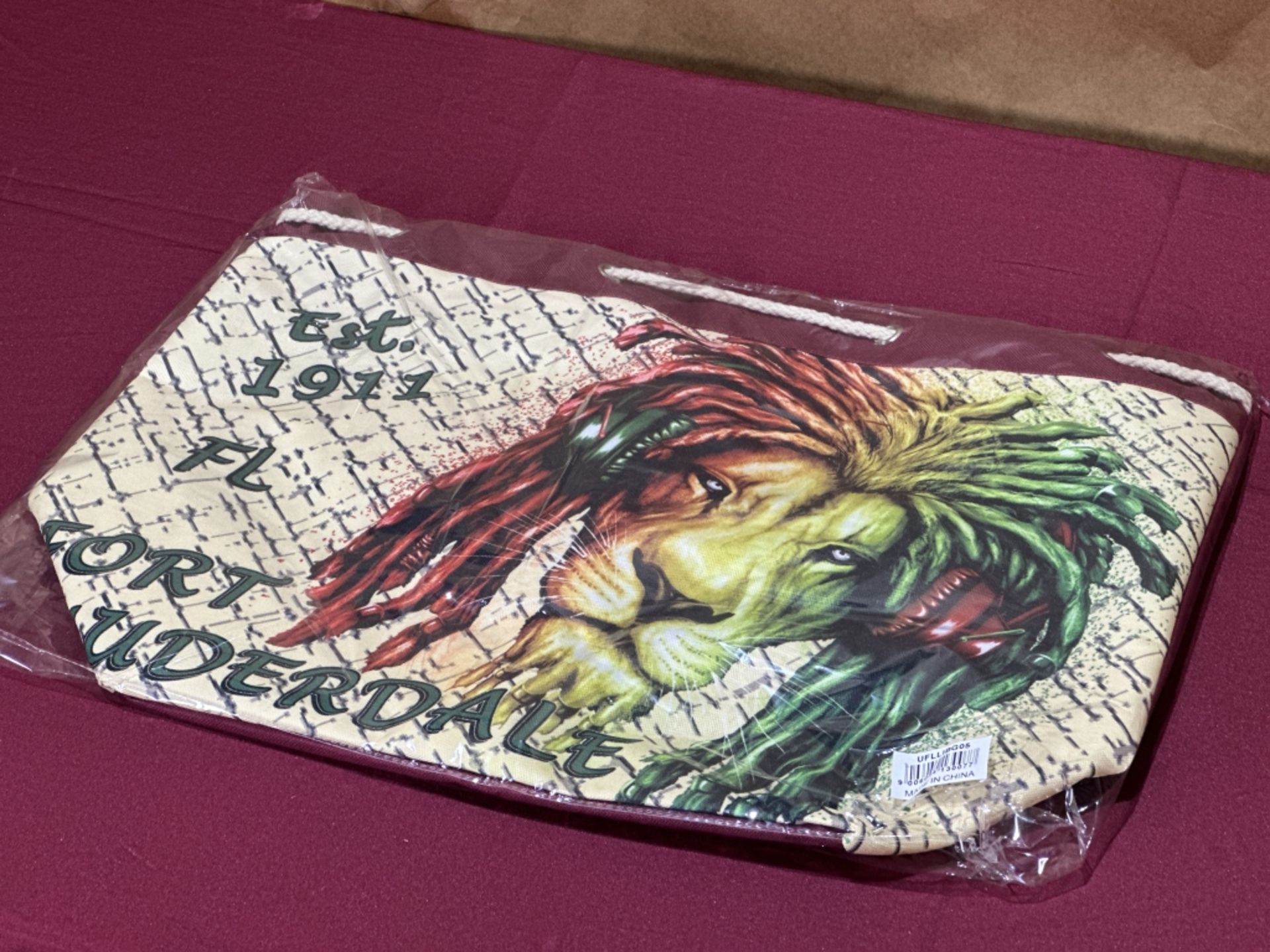 LOT CONSISTING OF ASSORTED BEACH-THEMED SOUVENIRS - Image 7 of 8