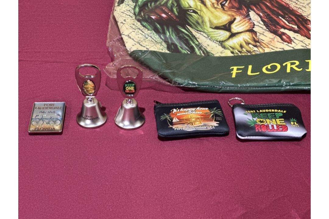 LOT CONSISTING OF ASSORTED BEACH-THEMED SOUVENIRS - Image 4 of 8