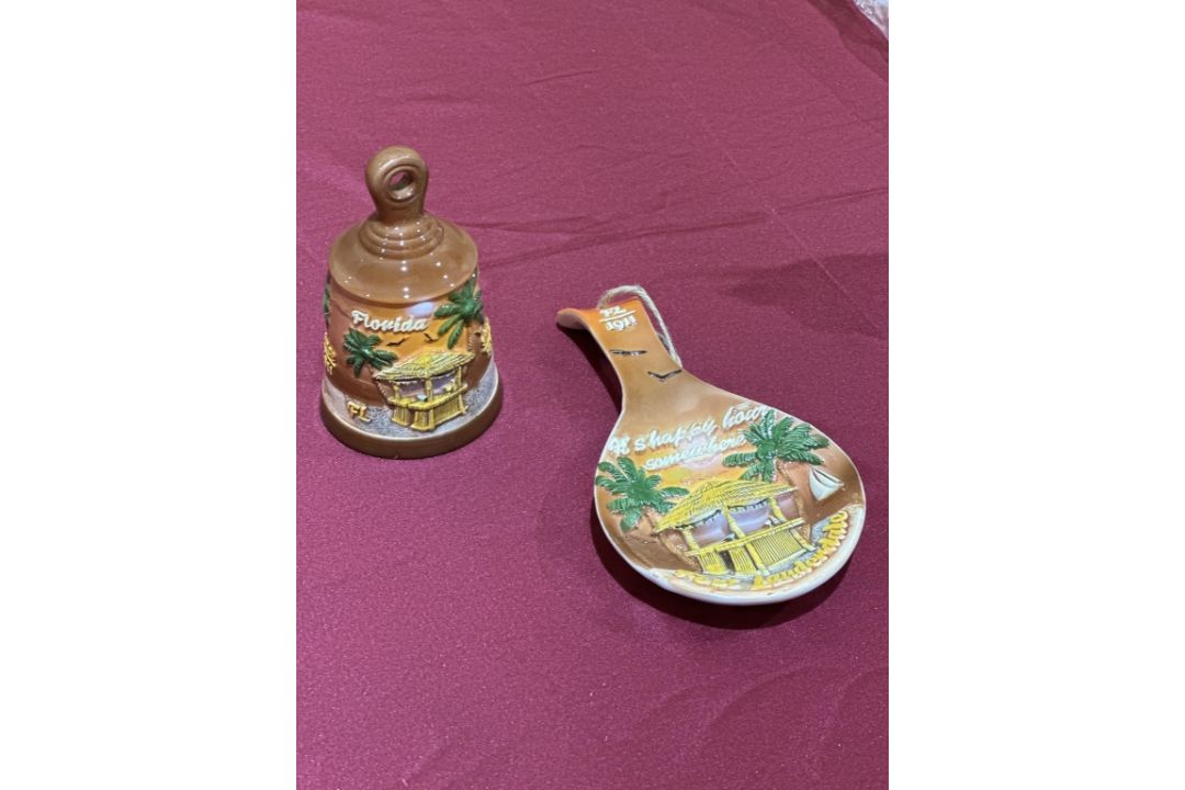 LOT CONSISTING OF ASSORTED BEACH-THEMED SOUVENIRS - Image 3 of 10