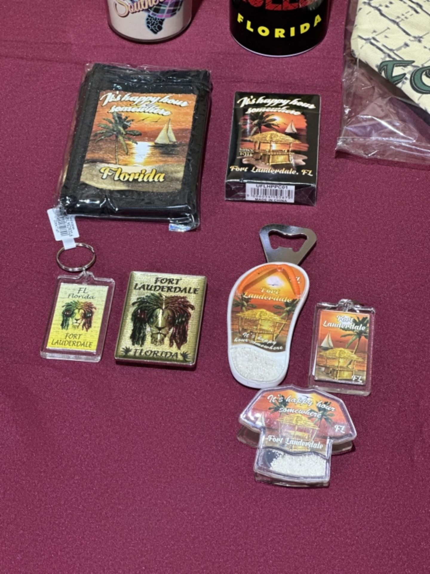 LOT CONSISTING OF ASSORTED BEACH-THEMED SOUVENIRS - Image 2 of 8