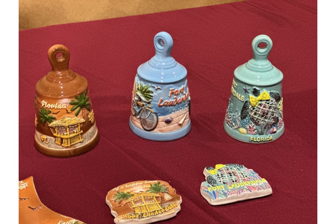 LOT CONSISTING OF ASSORTED BEACH-THEMED SOUVENIRS - Image 9 of 10