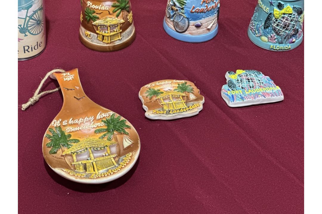 LOT CONSISTING OF ASSORTED BEACH-THEMED SOUVENIRS - Image 10 of 10