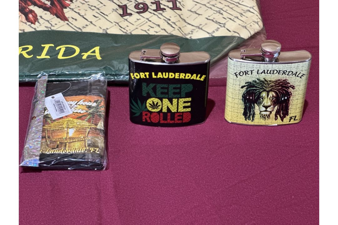 LOT CONSISTING OF ASSORTED BEACH-THEMED SOUVENIRS - Image 5 of 8