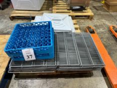 LOT CONSISTING OF ASSORTED ITEMS