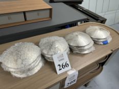 LOT CONSISTING OF HENGE WALL CLIPS DÉCOR (17)