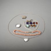 A MIXED LOT OF VINTAGE JEWELLERY