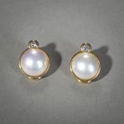 A PAIR OF PEARL EAR CLIPS