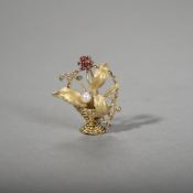 A FLOWER BASKET BROOCH