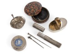 A MIXED LOT OF SNUFF BOXES AND OTHERS
