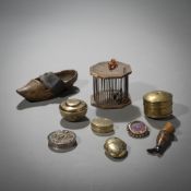 A MIXED LOT OF SNUFF AND OTHER BOXES, SHOE AND CRICKET CAGE