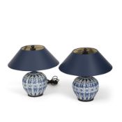 A PAIR OF PORCELAIN TABLE LAMPS