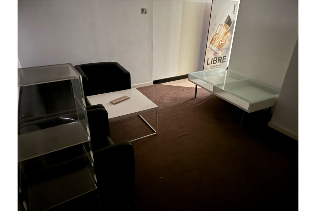 Contents of Beauty Room Waiting area - Image 1 of 3