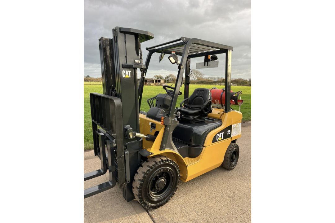 2017, CATERPILLAR 2.5 Tonne Gas Forklift (Container) Triple Mast - Image 1 of 10
