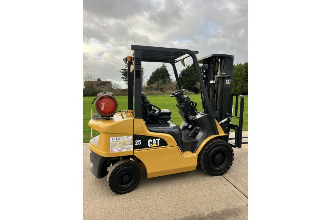 2017, CATERPILLAR 2.5 Tonne Gas Forklift (Container) Triple Mast - Image 3 of 10