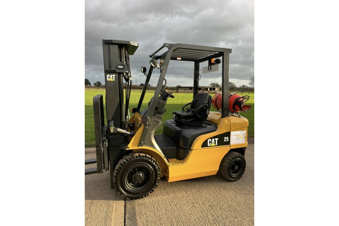 2017, CATERPILLAR 2.5 Tonne Gas Forklift (Container) Triple Mast - Image 8 of 10