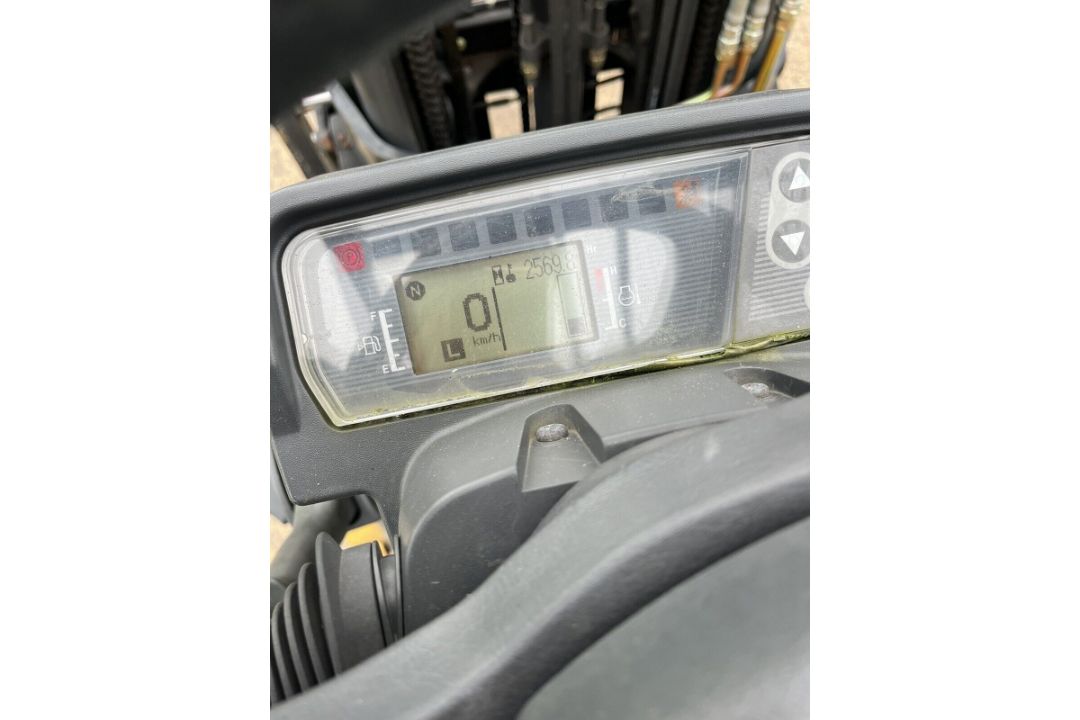 2018 CATERPILLAR 1.8 Tonne Gas Forklift Truck (Container) Triple Mast - Image 8 of 9