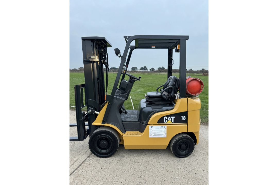 2018 CATERPILLAR 1.8 Tonne Gas Forklift Truck (Container) Triple Mast - Image 4 of 9