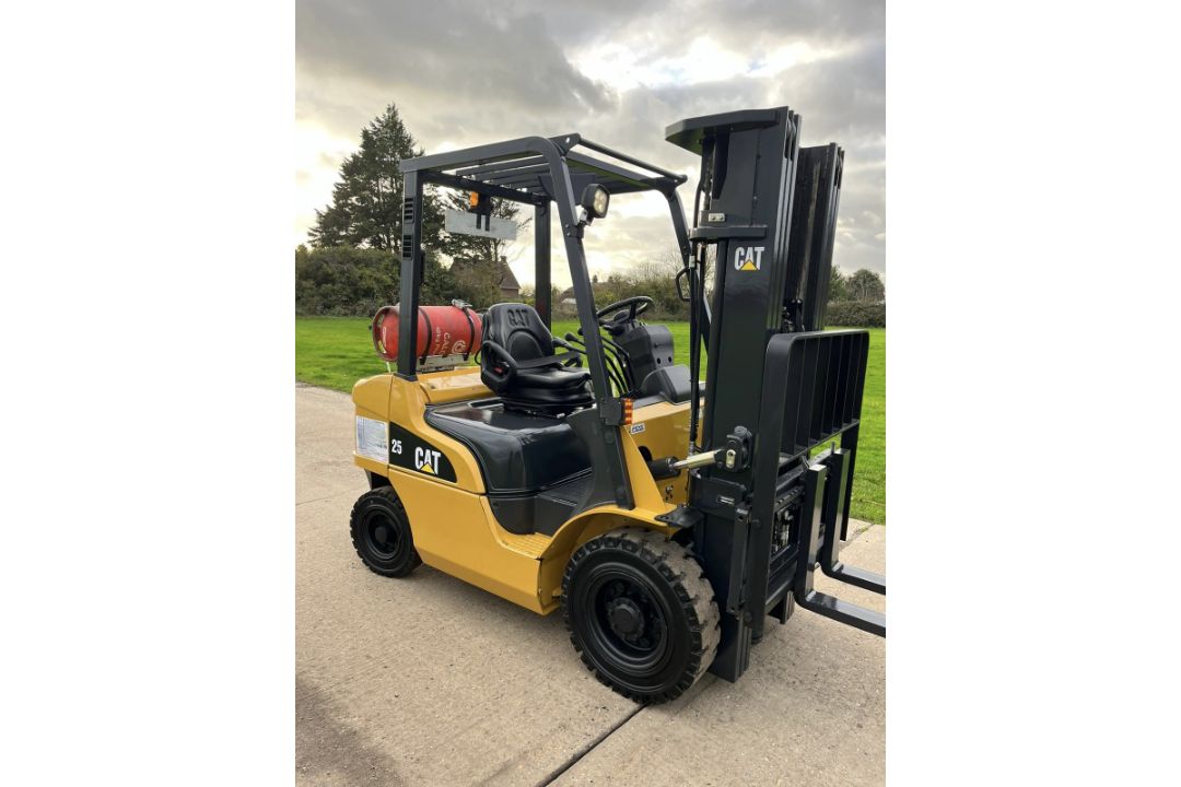 2017, CATERPILLAR 2.5 Tonne Gas Forklift (Container) Triple Mast - Image 2 of 10