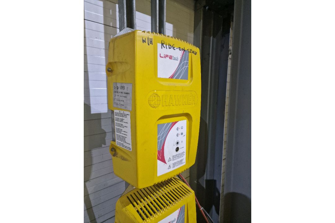 Hawker Lifetech Charger - Image 2 of 3