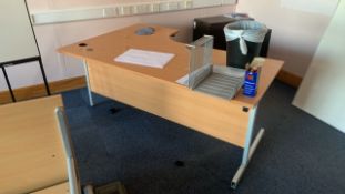 *NO RESERVE* Group Of 8 Radial Desks