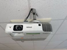 *NO RESERVE* Epson EB905 Projector and Pull Down Screen