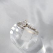 Marquise-cut diamond solitaire ring in 14 carat wh