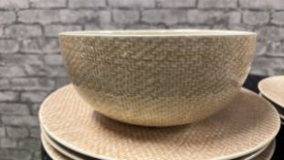 Amara dinner plates and service bowl set