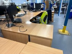 NO RESERVE - Bank of 6 Office Desks and Chairs