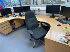 NO RESERVE - Bank of 6 Office Desks and Chairs
