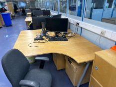 NO RESERVE - Bank of 6 Office Desks and Chairs