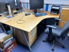NO RESERVE - Bank of 6 Office Desks and Chairs
