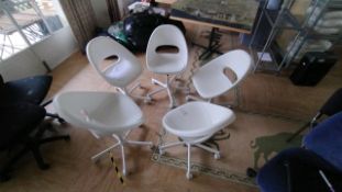** NO RESERVE ** 5x Egg style desk chairs